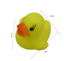 将图片加载到图库查看器，Swimming in summer, duck in small water, duck in a single price.
