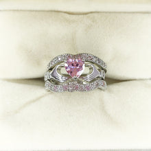 将图片加载到图库查看器，Holding a heart ring
